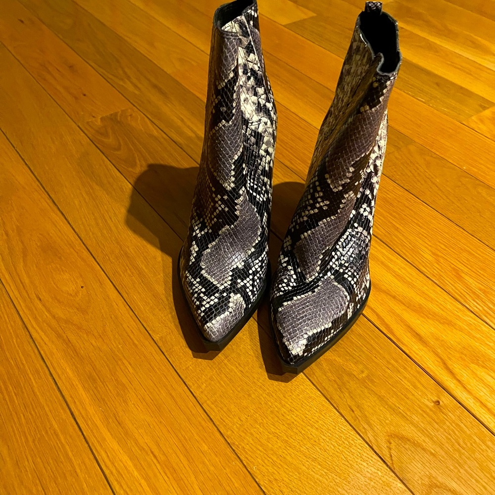 Brand New Marc Fisher Oshay Botties